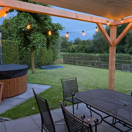 Villa Riverside Met Hottub, Eigen Aanlegsteiger, Zwemtrap, Trampoline En Kano'S 제이볼데 외부 사진