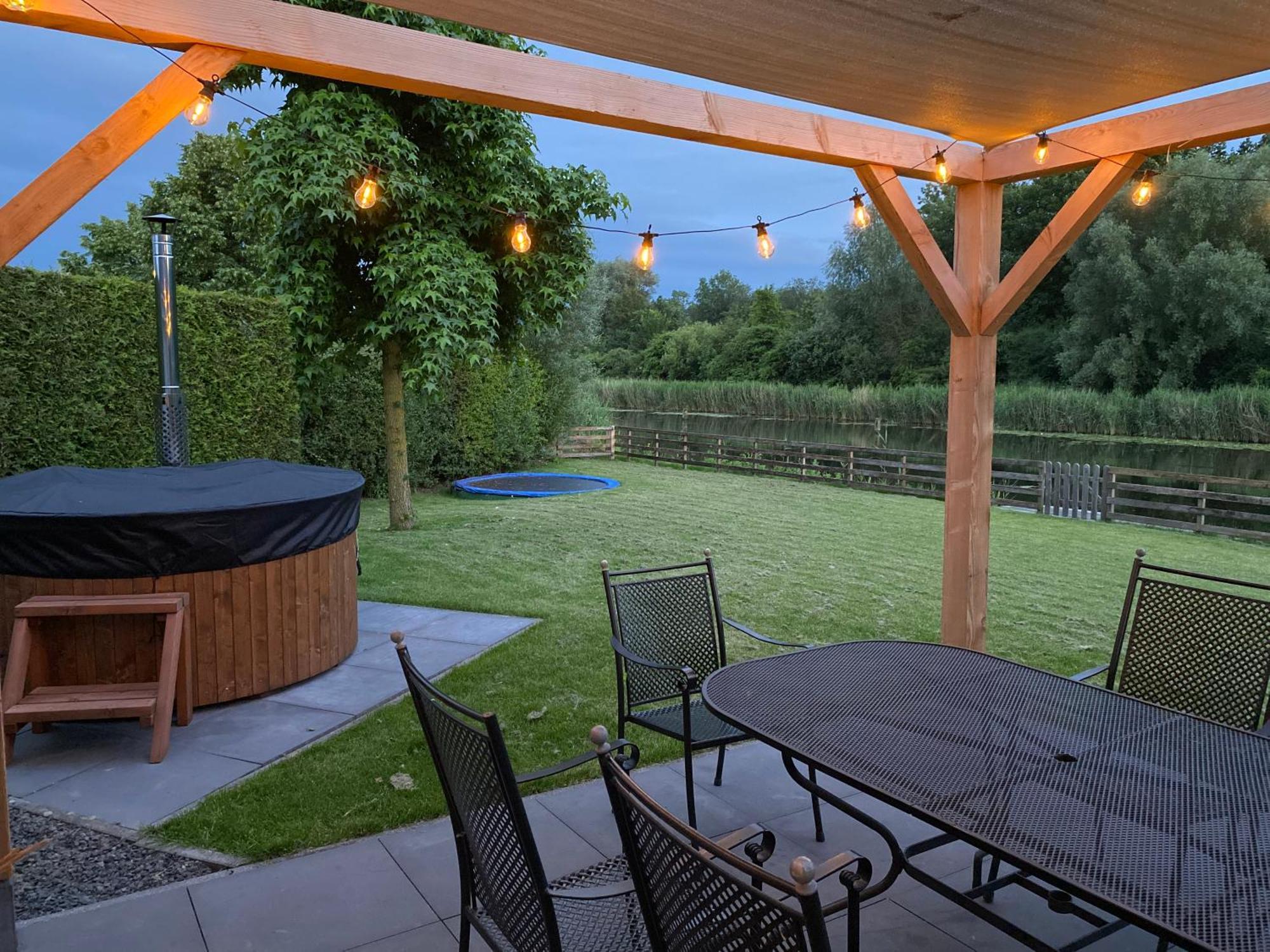 Villa Riverside Met Hottub, Eigen Aanlegsteiger, Zwemtrap, Trampoline En Kano'S 제이볼데 외부 사진